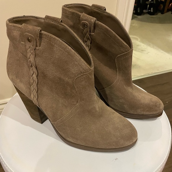 Vince Camuto light brown suede ankle booties - Picture 1 of 4